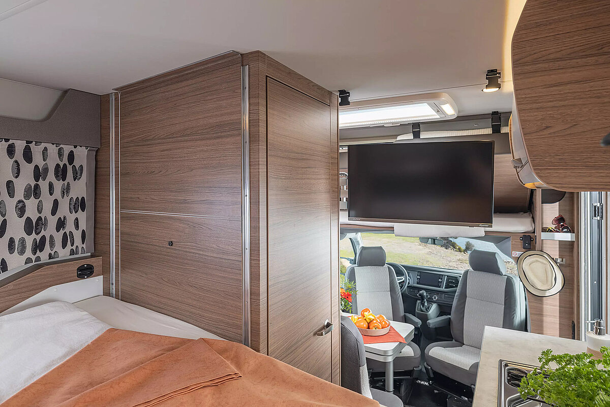 Ein Blick vom Bett aus in Richtung Fahrerbereich.