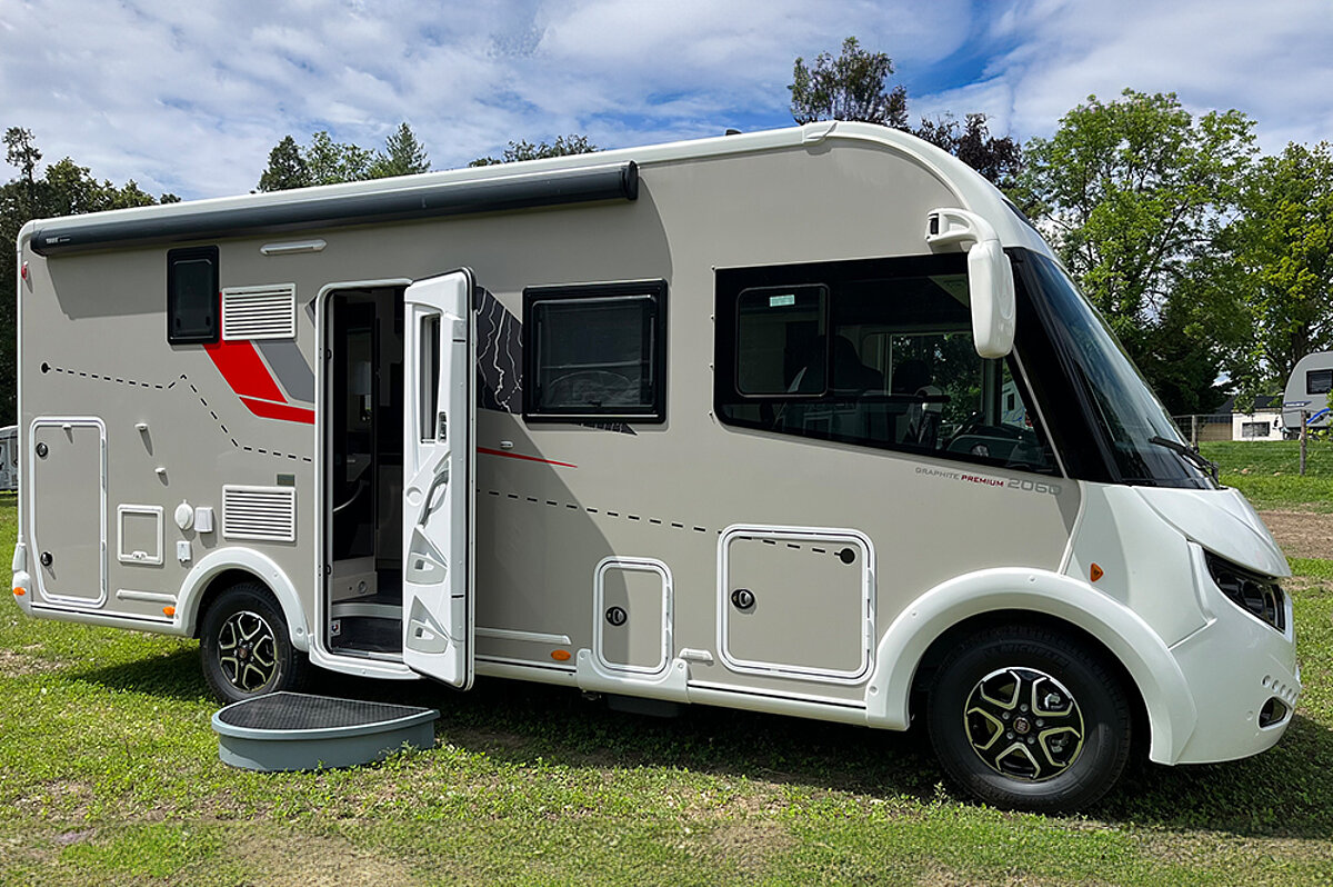 Wohnwagen von außen mit geöffneter Tür.