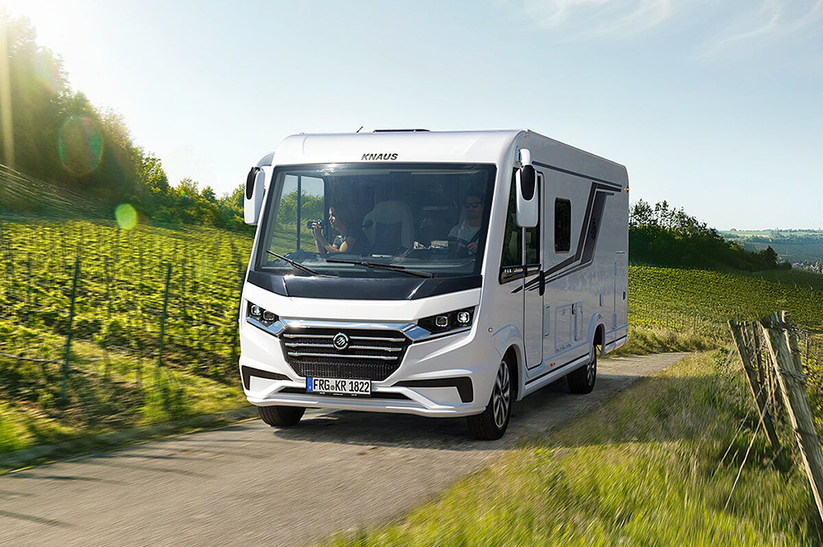 Mit dem Wohnmobil über Berg und Tal fahren und an den schönsten Plätzen Halt machen. Ein vollintegriertes Wohnmobil in einem Weinberg.