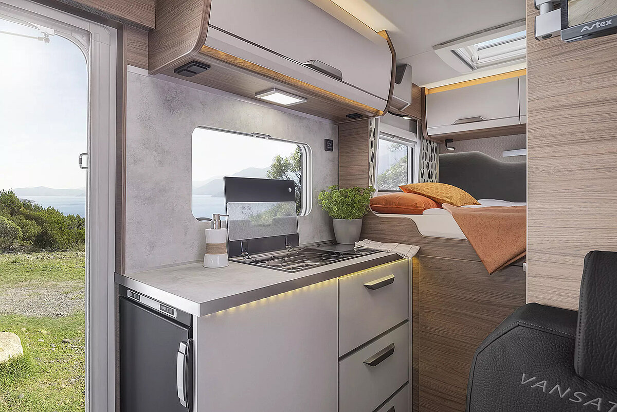 Die kleine Küchenzeile des Wohnmobils KNAUS TOURER VAN VANSATION 2024.
