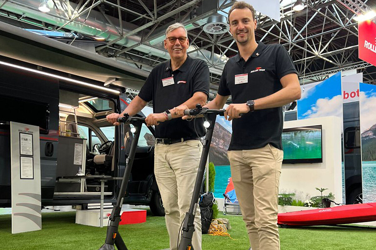 Zwei Mitarbeiter von Albers Mobile mit E-Rollern.