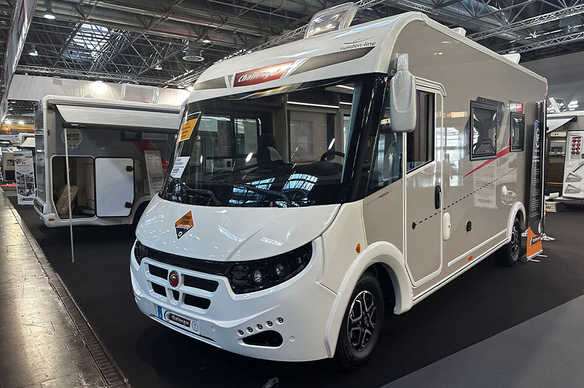 Wohnmobil mit grauen Details in einer Verkaufshalle.