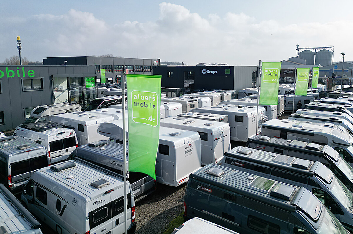 Unterschiedliche Wohnwagen und Wohnmobile auf dem Albers Mobile Firmengelände.