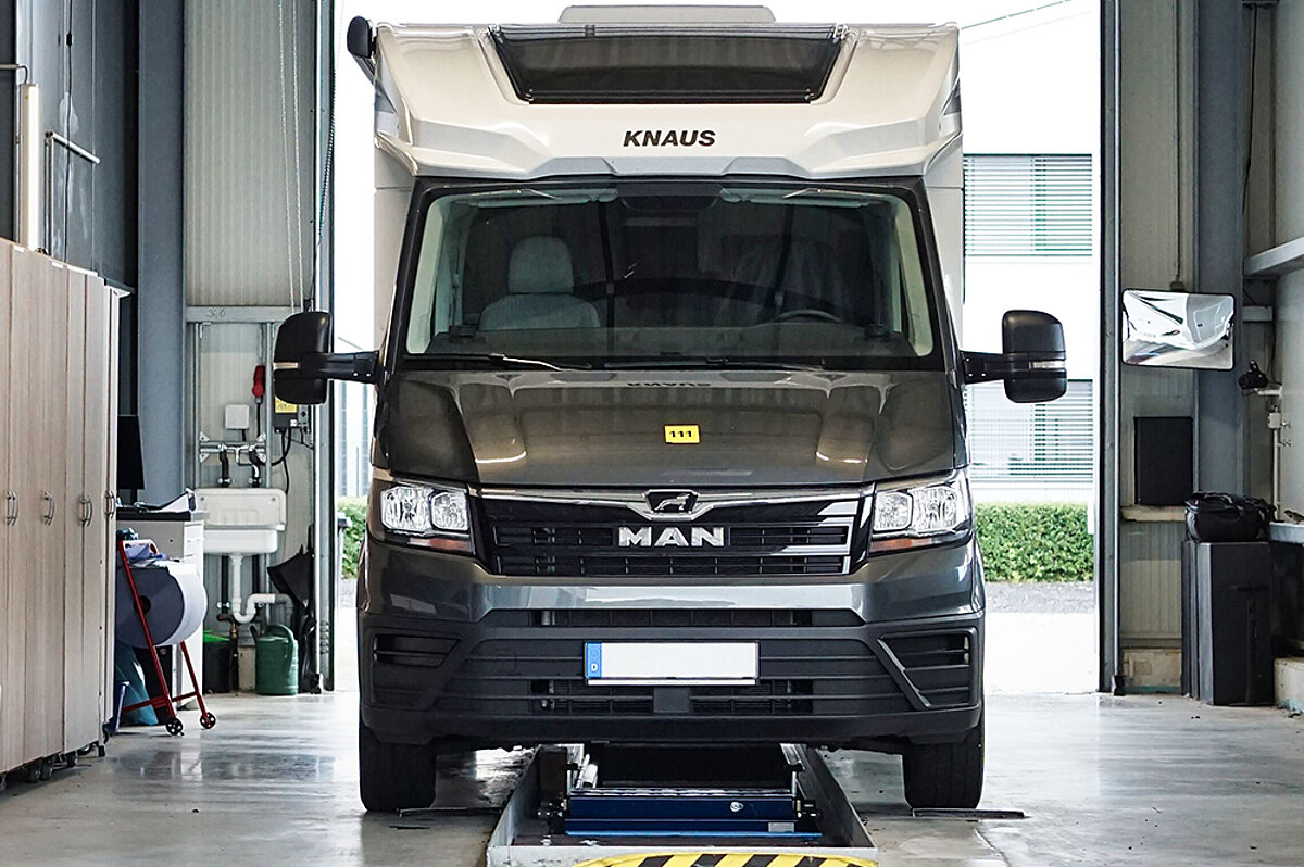 Knaus Wohnmobile bieten den Komfort, den Sie für eine perfekte Reise brauchen. Ein Wohnmobil von vorne in einer Halle.