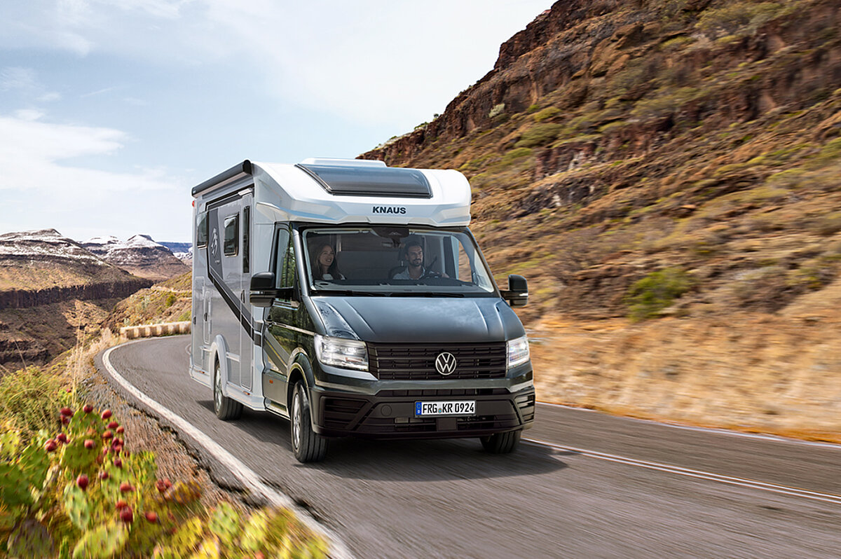 Wohnmobil auf einer Straße in den Bergen.