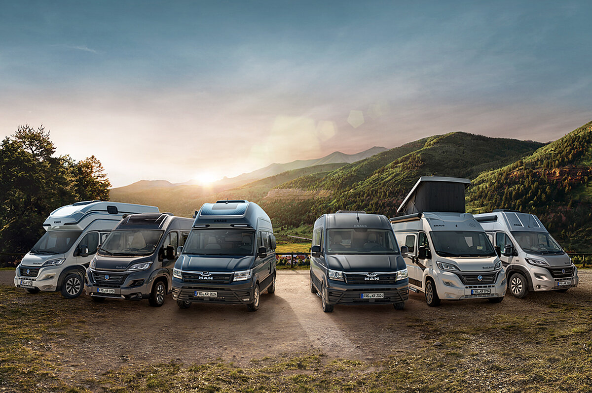 Hohe Qualität und Innovationen zeichnen alle Knaus-Wohnmobile seit der Gründung aus. Mehrere Wohnmobiltypen vor einer bergigen Landschaft mit untergehender Sonne.