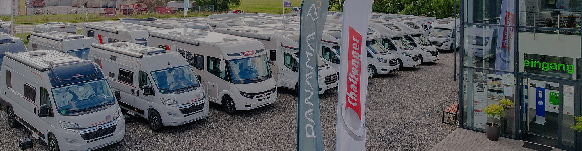 Viele Wohnmobile stehen nebeneinander.