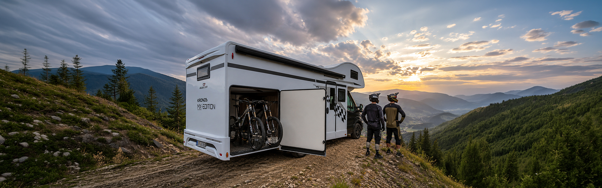 Der Roller Team Kronos 290 M Albers Edition steht vor dem Firmengebäude von Albers Mobile.