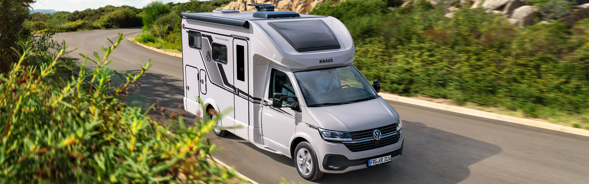 Der KNAUS TOURER VAN VANSATION 2024 fährt über einen Gebirgspass.