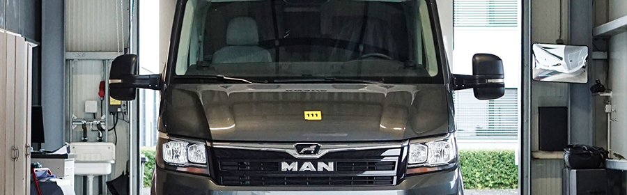 Ein Wohnmobil von vorne, welches in einer Halle steht.