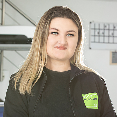 Die Mitarbeiter von Albers Mobile sind immer bereit, die extra Meile zu gehen, um die Kunden zufrieden zu stellen. Bild der Mitarbeiterin Kisischvili.