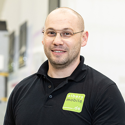 Bei Albers Mobile ist Teamarbeit der Schlüssel zum Erfolg, und jeder Mitarbeiter trägt seinen Teil dazu bei. Bild des Mitarbeiters Schneider.